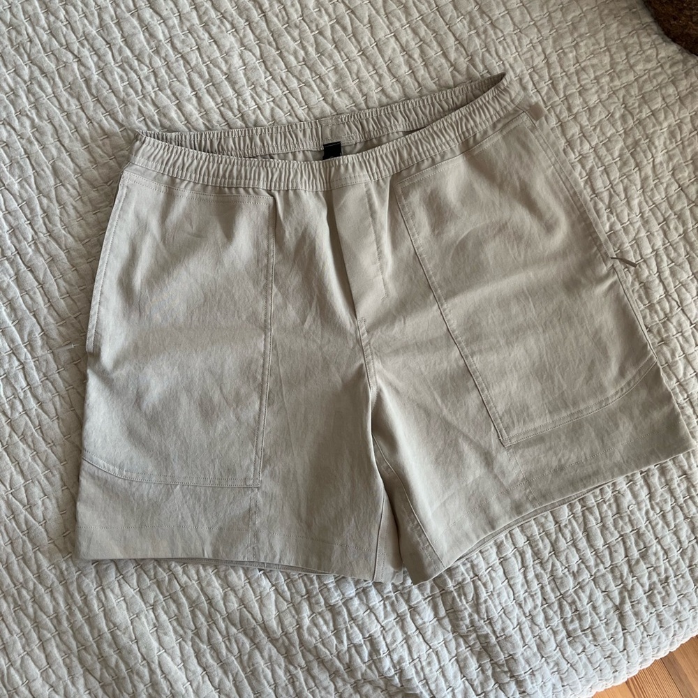 lululemon Relaxed-Fit Pull-On Short 7" Light Woven Mojave Tan